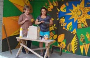 Мешканці будинку у Нововолинську оригінально прикрасили свій під’їзд. ФОТО Мешканці будинку у Нововолинську оригінально прикрасили свій під'їзд. ФОТО