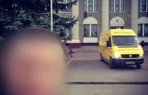 Порушення ПДР у центрі міста: великогабаритний бус літає по тротуарах Порушення ПДР у центрі міста: великогабаритний бус літає по тротуарах