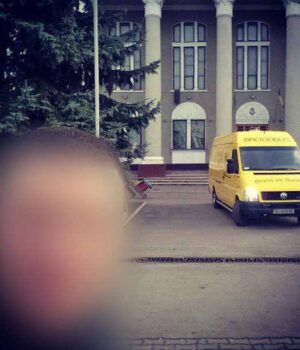 Порушення ПДР у центрі міста: великогабаритний бус літає по тротуарах