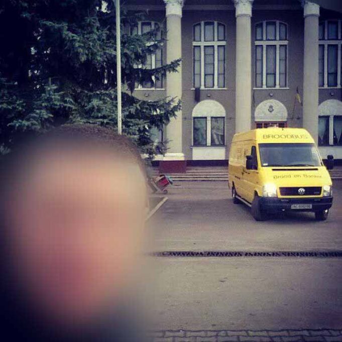 Порушення ПДР у центрі міста: великогабаритний бус літає по тротуарах Порушення ПДР у центрі міста: великогабаритний бус літає по тротуарах