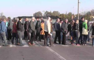 Шахтарі безстроково перекрили виїзд з міста: до SMS-ки про зарплату (ВІДЕО – оновлено 15.10.2014) Шахтарі безстроково перекрили виїзд з міста: до SMS-ки про зарплату (ВІДЕО - оновлено 15.10.2014)