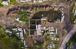 Недобудова у Нововолинську стала для дітей місцем для розваг і купання Недобудова у Нововолинську стала для дітей місцем для розваг і купання