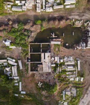 Недобудова у Нововолинську стала для дітей місцем для розваг і купання