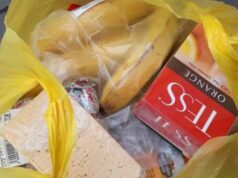 У Нововолинську жінка купила пакет продуктів і вручила бабусі У Нововолинську жінка купила пакет продуктів і вручила бабусі