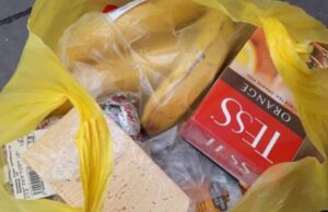 У Нововолинську жінка купила пакет продуктів і вручила бабусі У Нововолинську жінка купила пакет продуктів і вручила бабусі