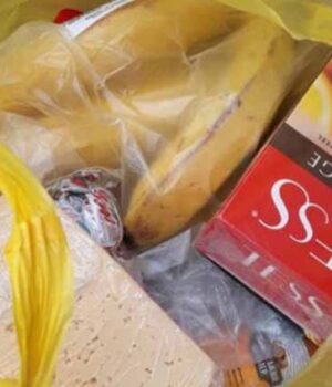У Нововолинську жінка купила пакет продуктів і вручила бабусі