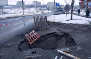 На 15-му мікрорайоні обвалилась дорога! На 15-му мікрорайоні обвалилась дорога!