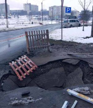 На 15-му мікрорайоні обвалилась дорога!