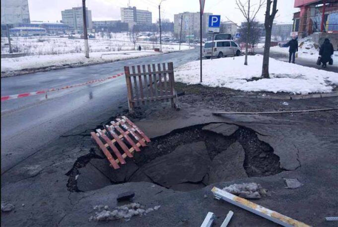 На 15-му мікрорайоні обвалилась дорога! На 15-му мікрорайоні обвалилась дорога!