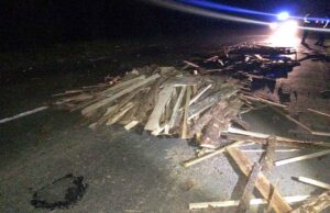 Пункт призначення Кроноспан? Між Володимиром та Нововолинськом барикада із дошок! Пункт призначення Кроноспан? Між Володимиром та Нововолинськом барикада із дошок!