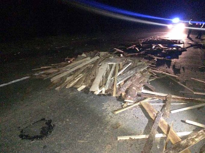 Пункт призначення Кроноспан? Між Володимиром та Нововолинськом барикада із дошок! Пункт призначення Кроноспан? Між Володимиром та Нововолинськом барикада із дошок!