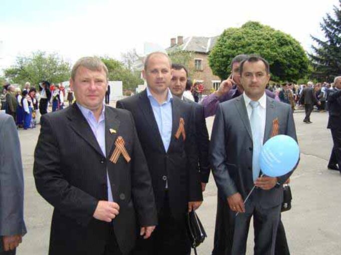 Із синівською вдячністю та любов’ю. Із синівською вдячністю та любов'ю.