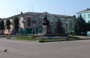 Робочий тиждень в громаді: ямковий ремонт, встановлення дитячих майданчиків і толоки Робочий тиждень в громаді: ямковий ремонт