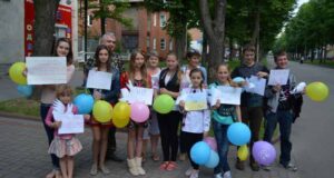 Активісти напекли пирогів для нововолинських солдатів Активісти напекли пирогів для нововолинських солдатів