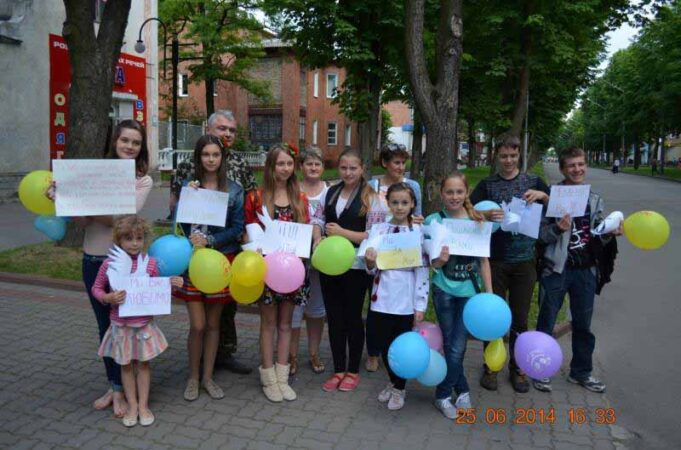 Активісти напекли пирогів для нововолинських солдатів Активісти напекли пирогів для нововолинських солдатів