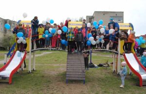 У Нововолинську Кроноспан UA відкрив дитячий майданчик У Нововолинську Кроноспан UA відкрив дитячий майданчик