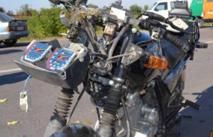 ДТП в Нововолинську: мотоцикл зіткнувся з автівкою, яка несподівано виїхала на дорогу ДТП в Нововолинську: мотоцикл зіткнувся з автівкою