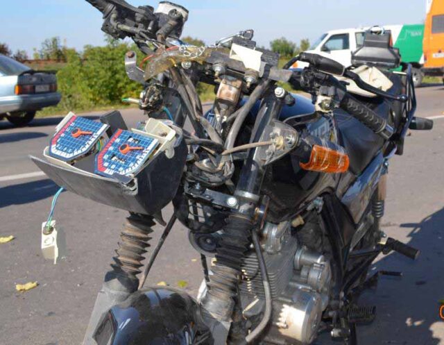 ДТП в Нововолинську: мотоцикл зіткнувся з автівкою, яка несподівано виїхала на дорогу ДТП в Нововолинську: мотоцикл зіткнувся з автівкою