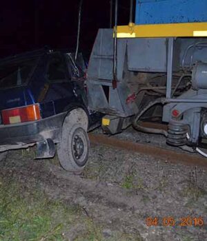 Водій ВАЗ-2109 заїхав під потяг в районі 4-ї шахти! (Фото