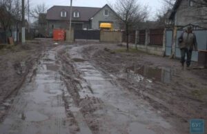 Нововолинські дороги: по вулиці Ватутіна діти, йдучи до школи, одягають на ноги кульки Нововолинські дороги: по вулиці Ватутіна діти