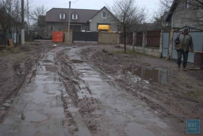 Нововолинські дороги: по вулиці Ватутіна діти, йдучи до школи, одягають на ноги кульки Нововолинські дороги: по вулиці Ватутіна діти