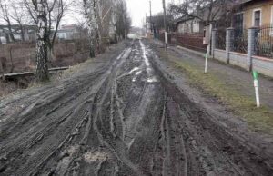 Нововолинські дороги: по вулиці Чехова, будинки 3-11 немає зовсім дороги, навіть швидка не може доїхати Нововолинські дороги: по вулиці Чехова