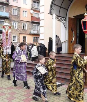 Винос Плащаниці у Хресто-Воздвиженському храмі міста Нововолинська (фоторепортаж)