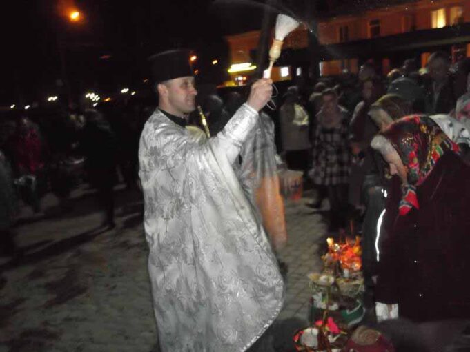 Освячення пасок у Свято-Покровському храмі Нововолинська Освячення пасок у Свято-Покровському храмі Нововолинська
