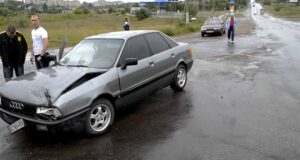 Повертав на 15-й мікрорайон і врізався в автомобіль на перехресті Повертав на 15-й мікрорайон і врізався в автомобіль на перехресті