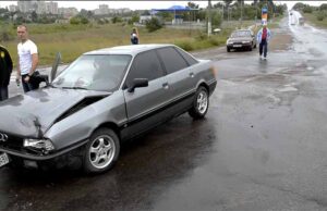 Повертав на 15-й мікрорайон і врізався в автомобіль на перехресті Повертав на 15-й мікрорайон і врізався в автомобіль на перехресті
