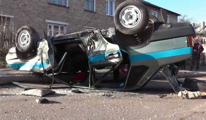 ДТП на перехресті вулиць Кобзаря та Миру: від удару перевернулось авто з охоронцями фірми «Арсенал» ДТП на перехресті вулиць Кобзаря та Миру: від удару перевернулось авто з охоронцями фірми «Арсенал»