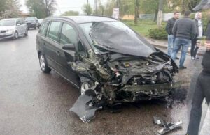 Біля автостанції ДТП: на перехресті зіткнулись легковик та бус Біля автостанції ДТП: на перехресті зіткнулись легковик та бус