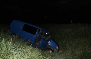 ДТП на Шахтарському: мікроавтобус мало не в’їхав в озеро! ДТП на Шахтарському: мікроавтобус мало не в'їхав в озеро!