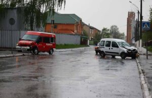 ДТП на перехресті пр.Дружби та вул.Нововолинській: зіткнулись бус та «Рено Канго» ДТП на перехресті пр.Дружби та вул.Нововолинській: зіткнулись бус та «Рено Канго»