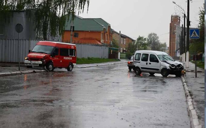 ДТП на перехресті пр.Дружби та вул.Нововолинській: зіткнулись бус та «Рено Канго» ДТП на перехресті пр.Дружби та вул.Нововолинській: зіткнулись бус та «Рено Канго»