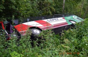 Поблизу Литовежа автобус наїхав на легковий автомобіль, троє людей загинули! Поблизу Литовежа автобус наїхав на легковий автомобіль