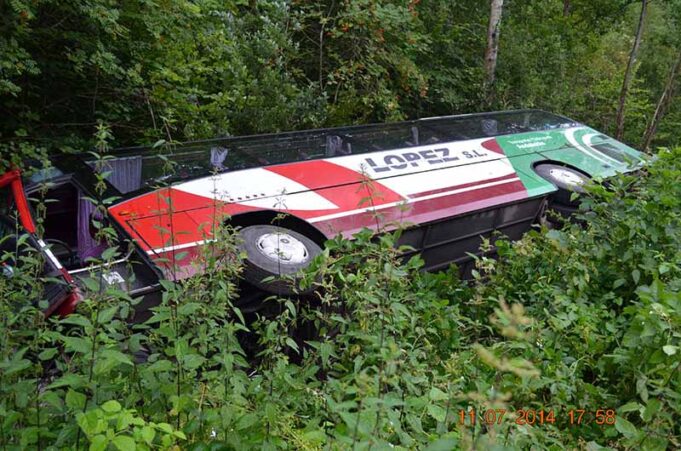 Поблизу Литовежа автобус наїхав на легковий автомобіль, троє людей загинули! Поблизу Литовежа автобус наїхав на легковий автомобіль
