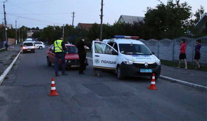 ДТП на вулиці Миру: легковик переламав ногу бабусі на тротуарі ДТП на вулиці Миру: легковик переламав ногу бабусі на тротуарі