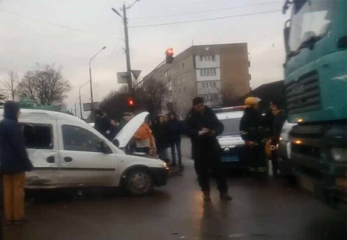 ДТП в районі автостанції: двох дітей забрала «швидка» (ВІДЕО) ДТП в районі автостанції: двох дітей забрала «швидка» (ВІДЕО)