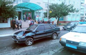 ДТП в центрі міста: легковик врізався у позашляховик (фото) – оновлено ДТП в центрі міста: легковик врізався у позашляховик (фото) - оновлено