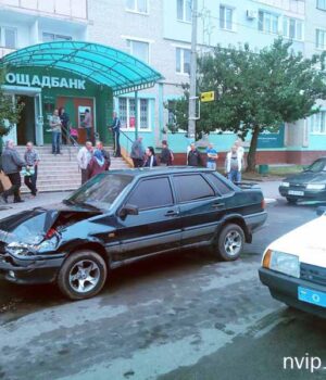 ДТП в центрі міста: легковик врізався у позашляховик (фото) - оновлено