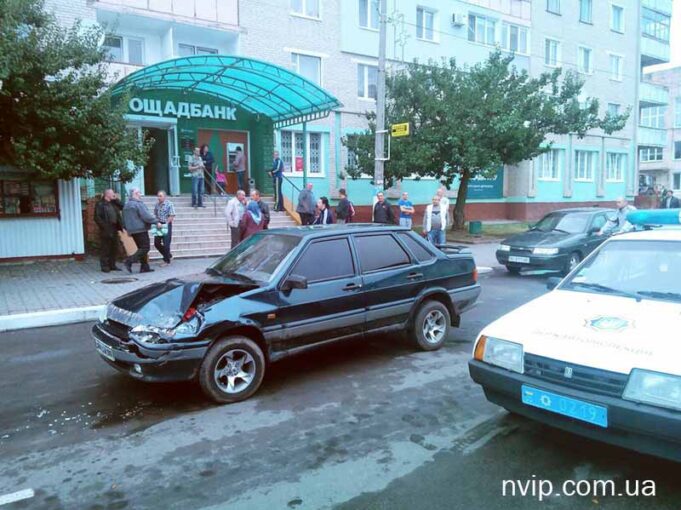 ДТП в центрі міста: легковик врізався у позашляховик (фото) – оновлено ДТП в центрі міста: легковик врізався у позашляховик (фото) - оновлено