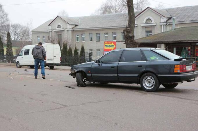 «Поцілував – і навтьоки»: чергова аварія біля клубу «DonBass» (фото, відео) – ОНОВЛЕНО «Поцілував - і навтьоки»: чергова аварія біля клубу «DonBass» (фото