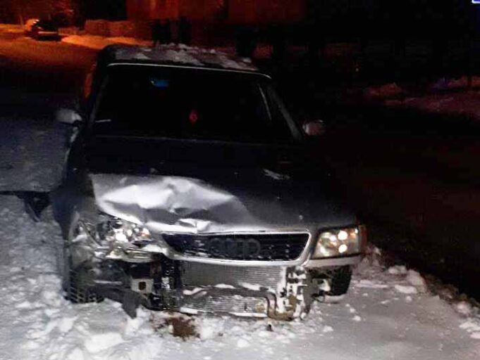 Поламані знаки та побиті авто, – ДТП на перехресті вулиць Грушевського та Небесної Сотні Поламані знаки та побиті авто