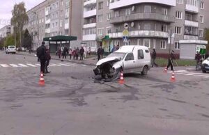 На «п’ятачку» зіткнулись мініфургон та позашляховик (відео) На «п'ятачку» зіткнулись мініфургон та позашляховик (відео)