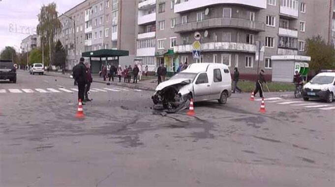 На «п’ятачку» зіткнулись мініфургон та позашляховик (відео) На «п'ятачку» зіткнулись мініфургон та позашляховик (відео)