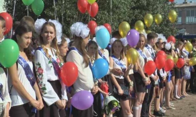 Пролунав останній дзвоник в нововолинських школах Пролунав останній дзвоник в нововолинських школах