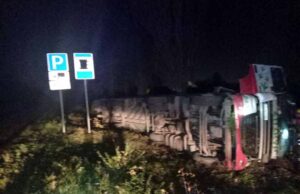 На виїзді із Нововолинська перекинулась фура «Епікура» На виїзді із Нововолинська перекинулась фура «Епікура»