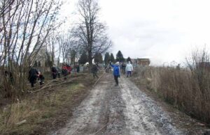 Мешканці Жовтневого прибрали дорогу до кладовища та висадили 20 беріз Мешканці Жовтневого прибрали дорогу до кладовища та висадили 20 беріз