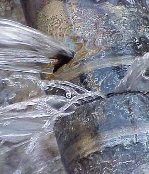 Аварія на водопроводі поблизу перехрестя проспекту Дружби та вулиці Нововолинської